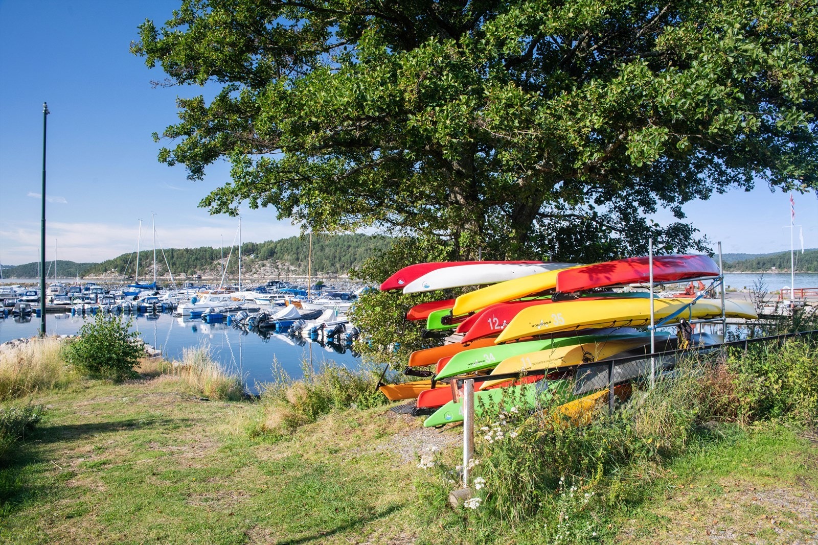 Flott badestrand og båthavn på Fagerstrand Galleribilde