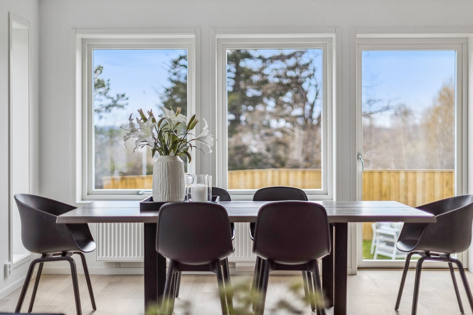 Plass til et stort spisebord med fin utsikt til hagen. Galleribilde