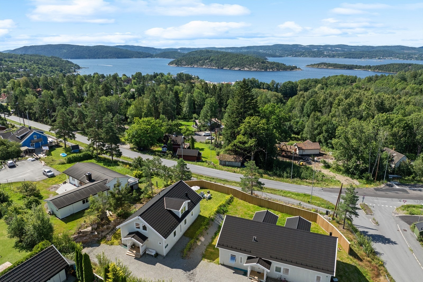 Boligen ligger sentralt på Fagerstrand med kort vei til både skog og sjø. Galleribilde