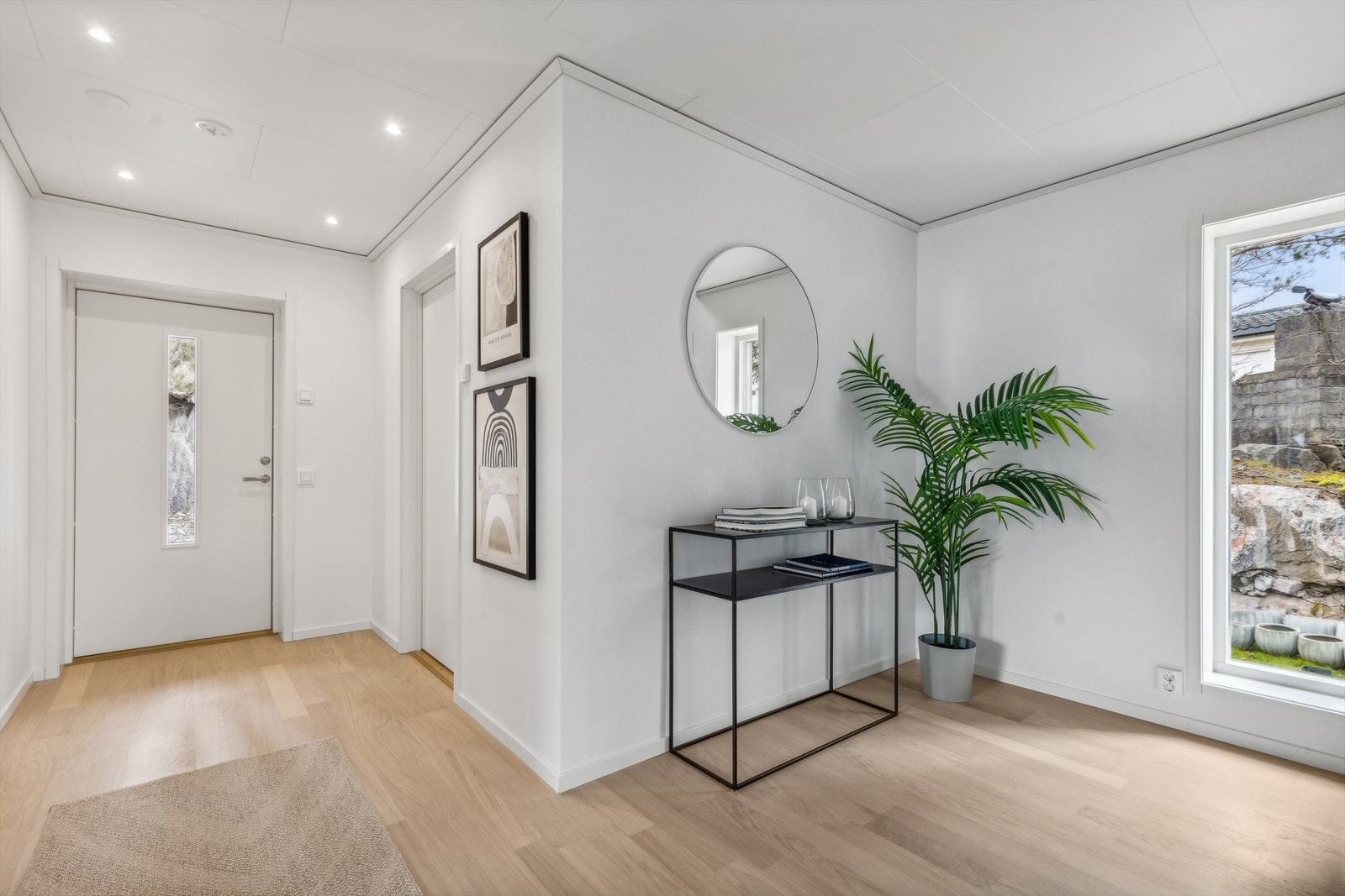 Her ønskes du velkommen inn i en innbydende entré og hall med god plass til å henge fra deg jakken og sette fra deg skoene. Galleribilde