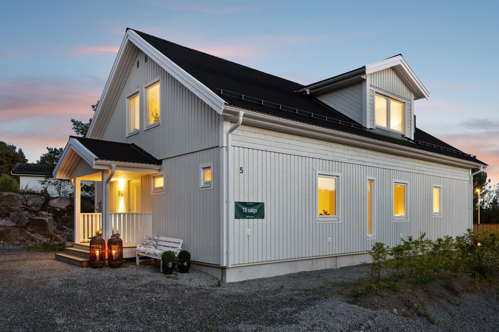 Boligen har god plass både ute og inne. Stor gruslagt gårdsplass og pent opparbeidet hage. Galleribilde