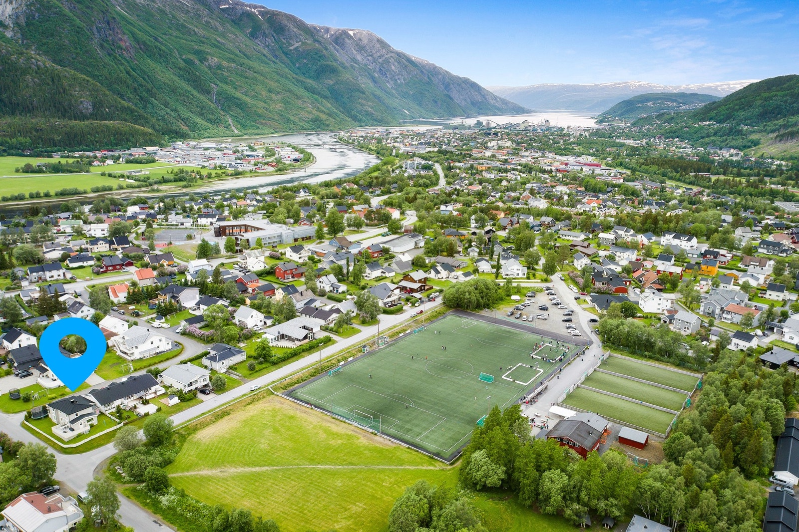 Boligen ligger fint til med umiddelbar nærhet til idrettsanlegg, barneskole og nærbutikk m.m. I tillegg er det kort vei ned til Kippermoen med blant annet ny videregående skole (under arbeid), ungdomsskole, ny stor innendørs hall m.m. Galleribilde