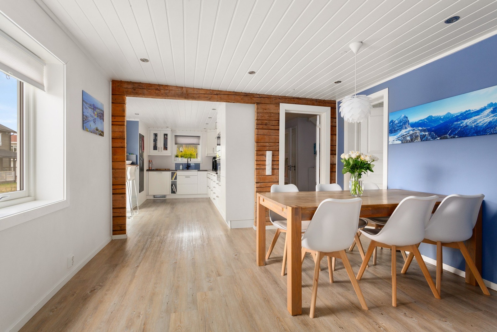 Spisestue m/kjøkken. Galleribilde