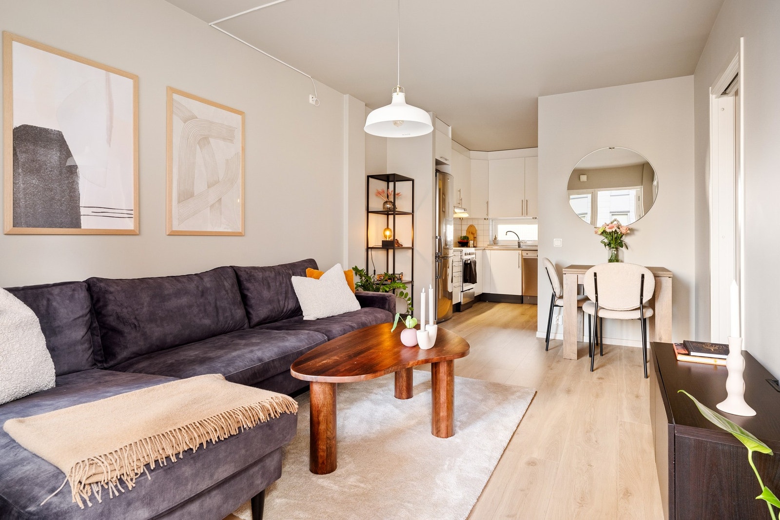 Stue og kjøkken er i en åpen løsning, men likevel adskilt med naturlige soneplasseringer. Galleribilde