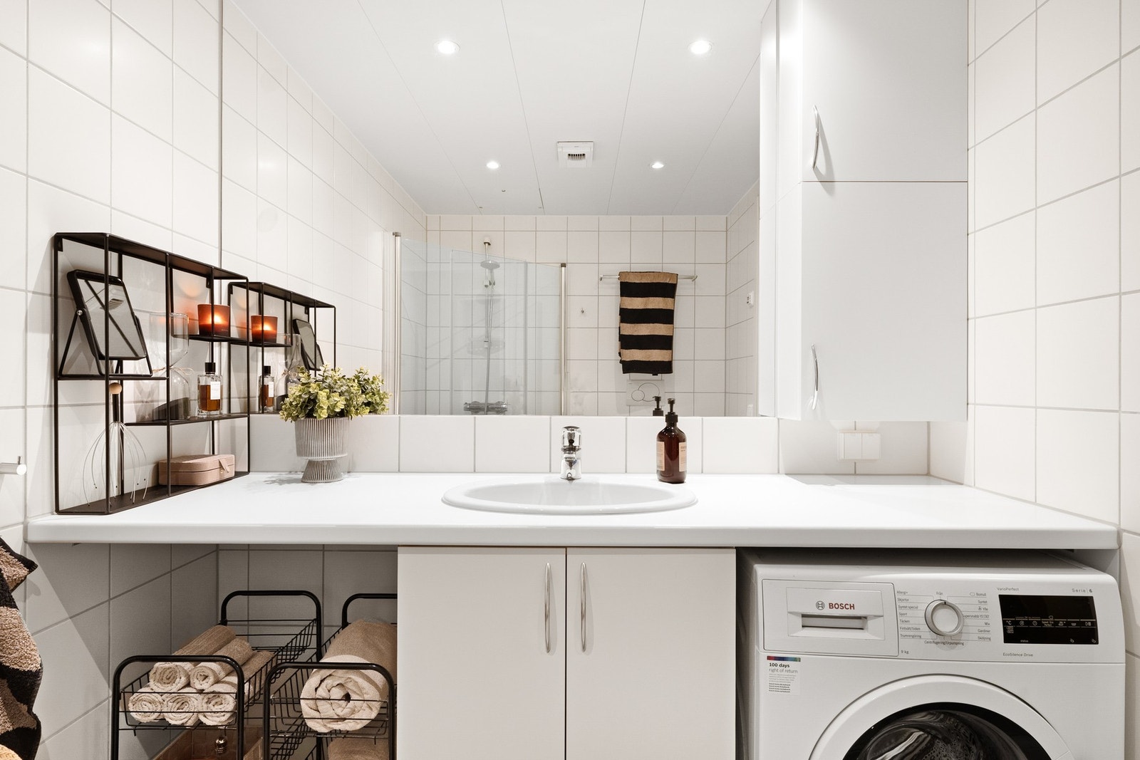 Innredningen består av servant på underskap, overskap og et heldekkende speil. Galleribilde