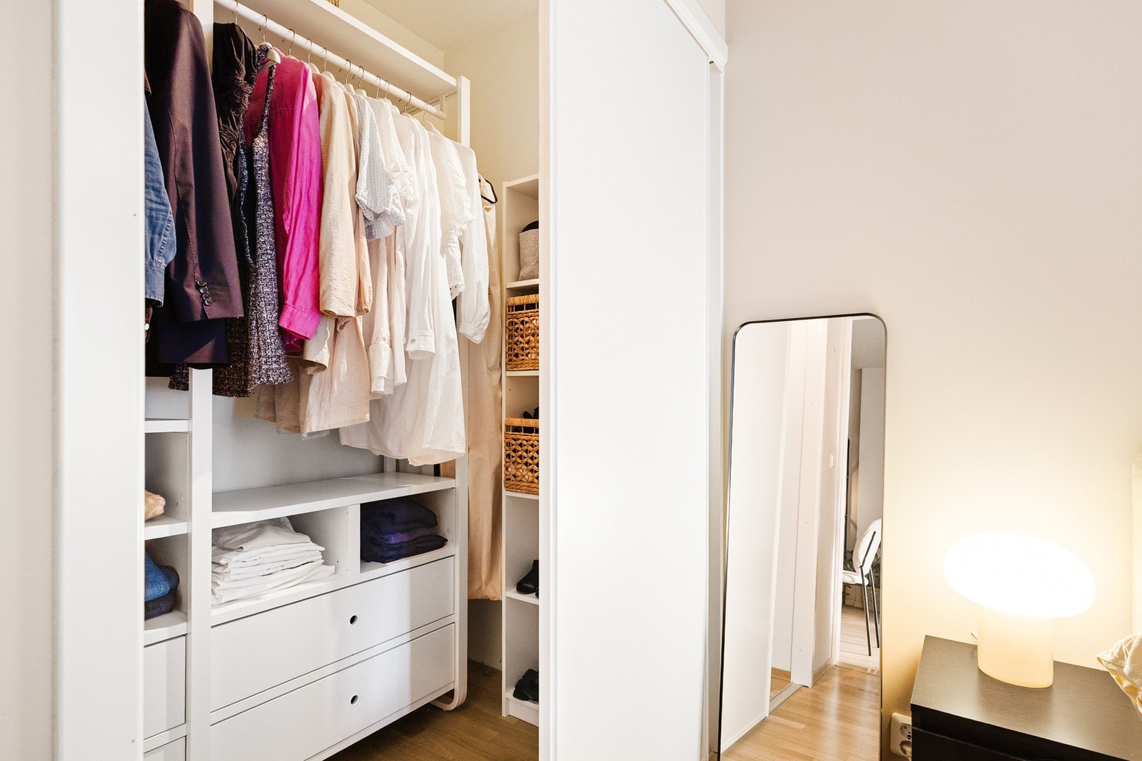 I tilknytning til soverommet er det et walk-in-closet. Galleribilde