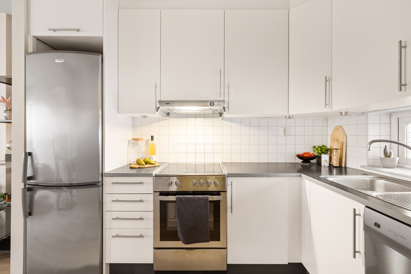 Ovn med keramisk platetopp, oppvaskmaskin og kjøleskap med frysedel medfølger. Galleribilde