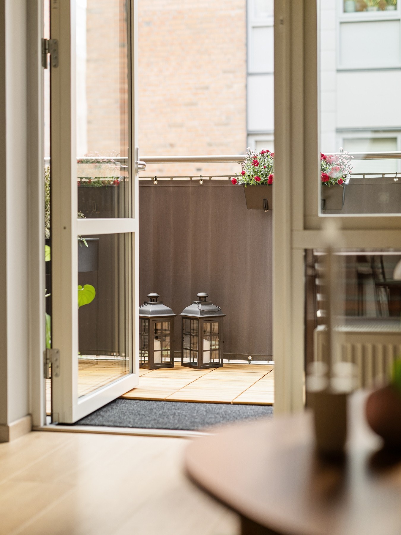 På sommerstid vil uteplassen oppleves som en ekstra stue, hvor balkongdøren for det meste vil stå åpen. Galleribilde