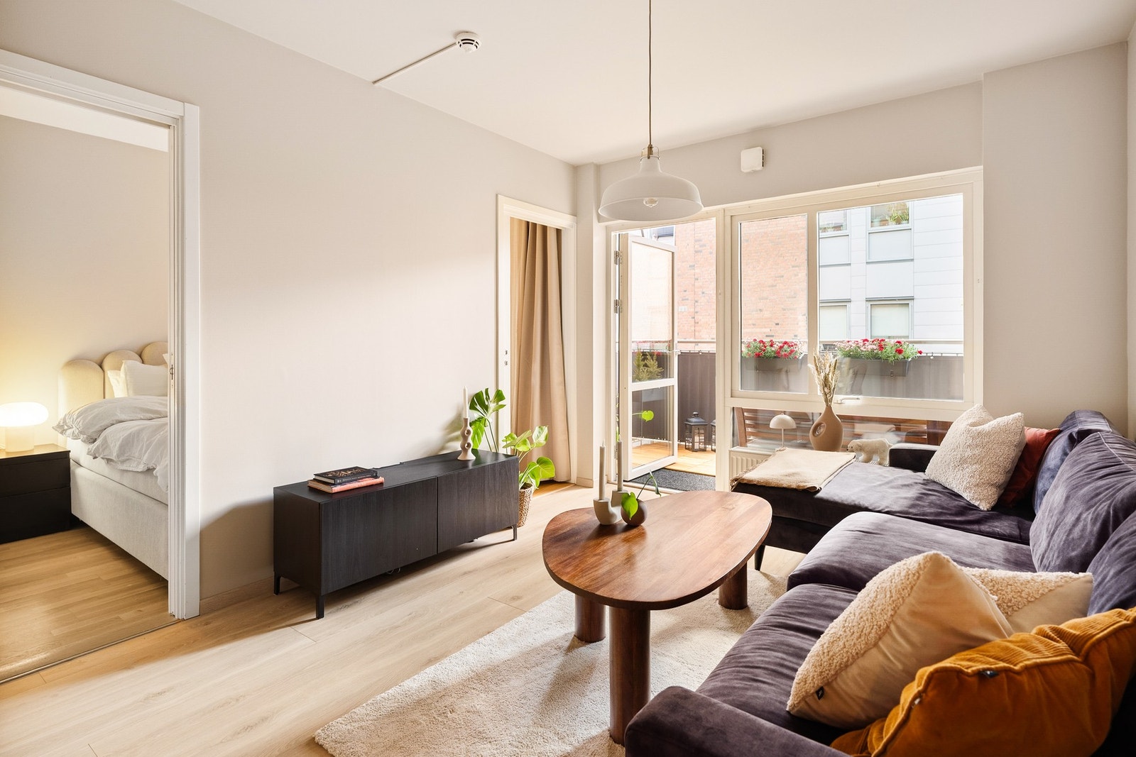 Rommet har pen 1-stavs laminat på gulv og er malt i lyse, moderne fargevalg. Galleribilde