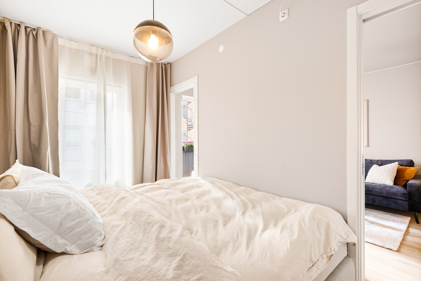 Rommet er malt i lyse fargevalg. Galleribilde