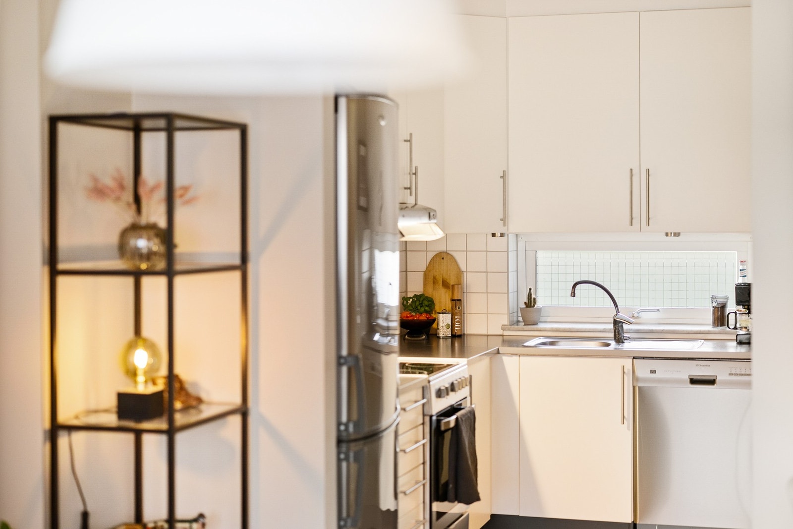 Smedstorp-kjøkkenet er godt utnyttet med mye skap, skuffer og benkeplass. Galleribilde