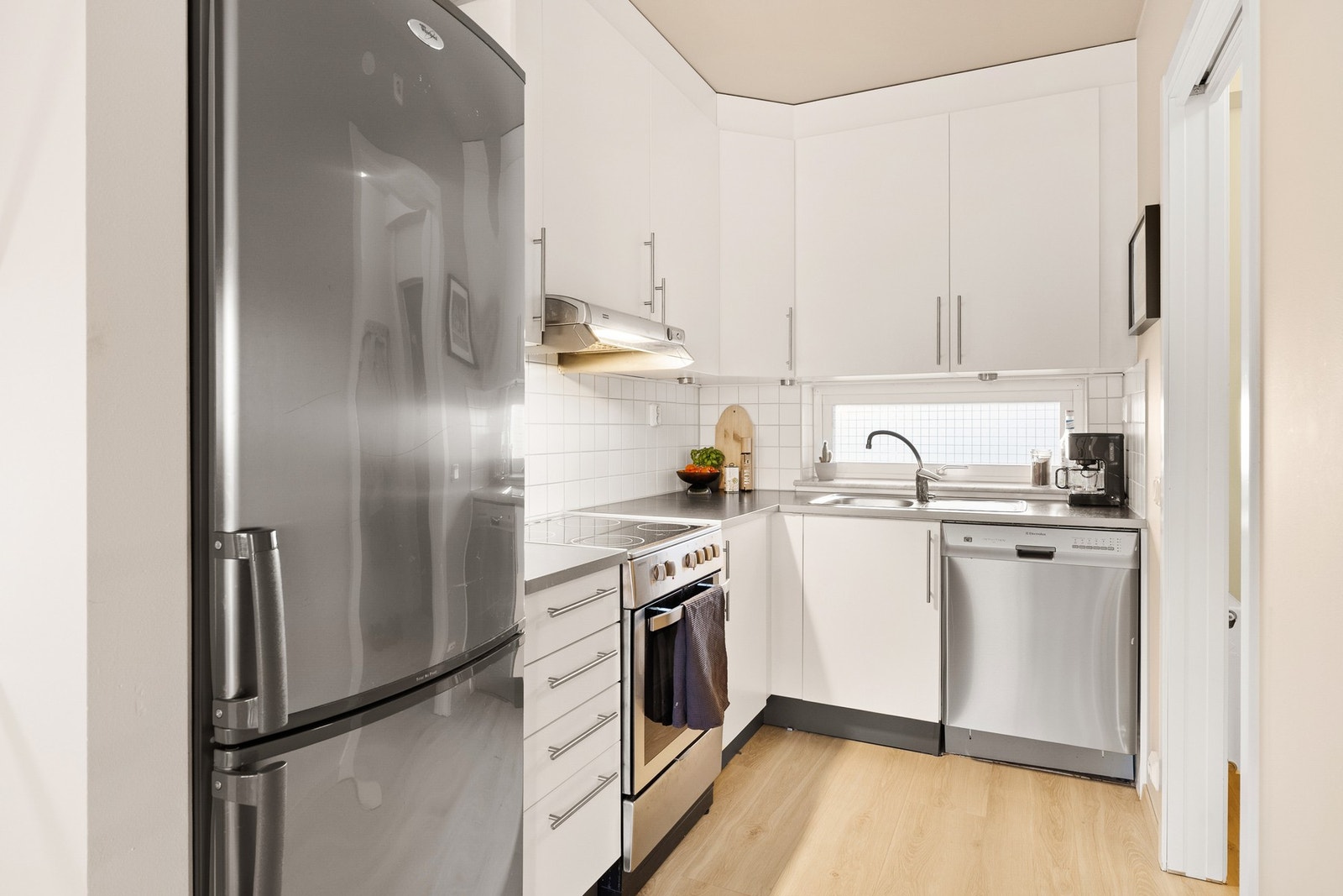 Innredningen består av lyse glatte fronter, laminat benkeplate og nedfelt oppvaskkum med ett-greps armatur. Galleribilde