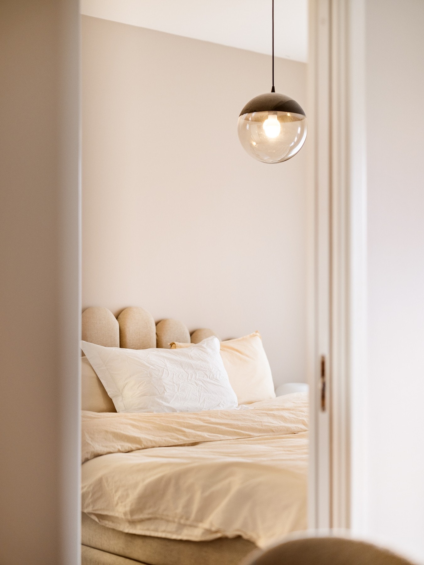 Inn til soverommet er det plassbesparende skyvedører på hver sin side av sengen. Galleribilde