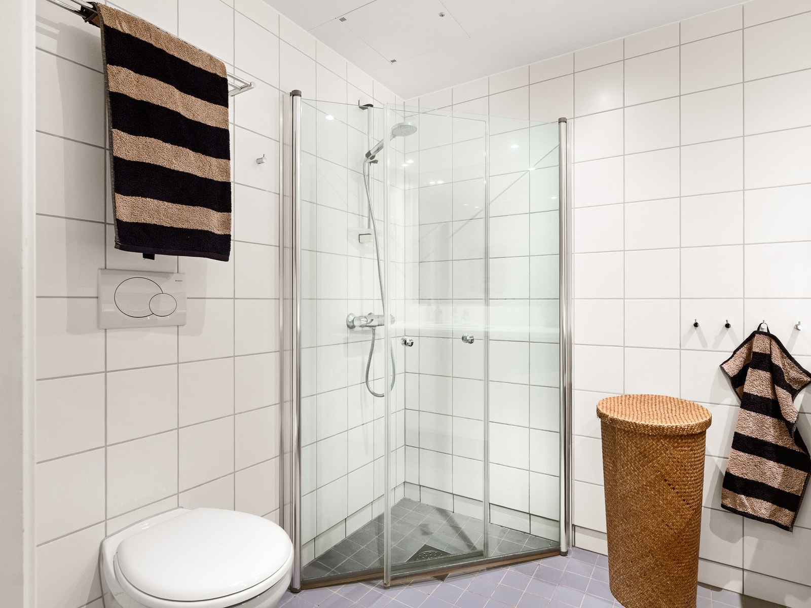 Videre er det vegghengt toalett og dusjhjørne med svingbare glassdører som frigjør plass på gulvet. Galleribilde