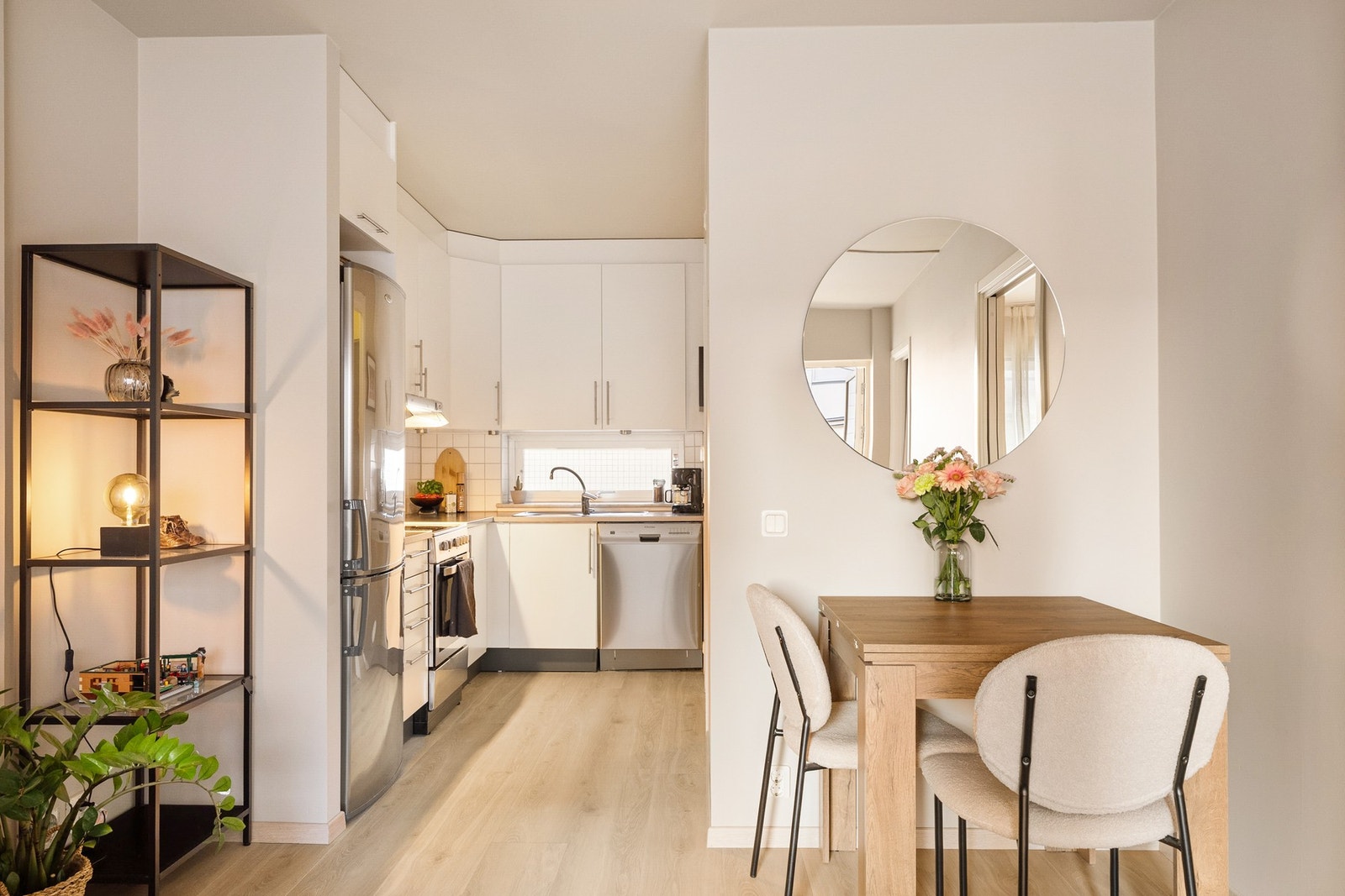 Mellom stue og kjøkkensone er det fin plass for spisebord. Galleribilde