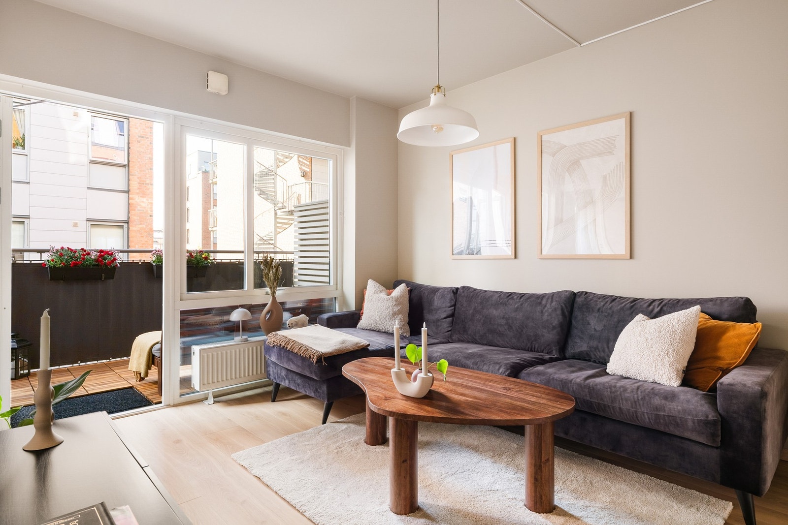 Oppholdsrommet har fin plass for sofa, salongbord og tilhørende mediemøblement. Galleribilde