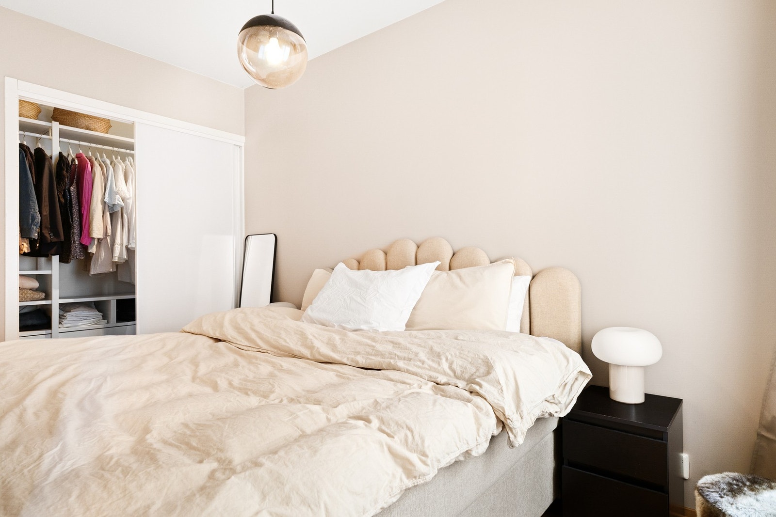 Soverommet er av god størrelse med plass til dobbeltseng og tilhørende møblement. Galleribilde