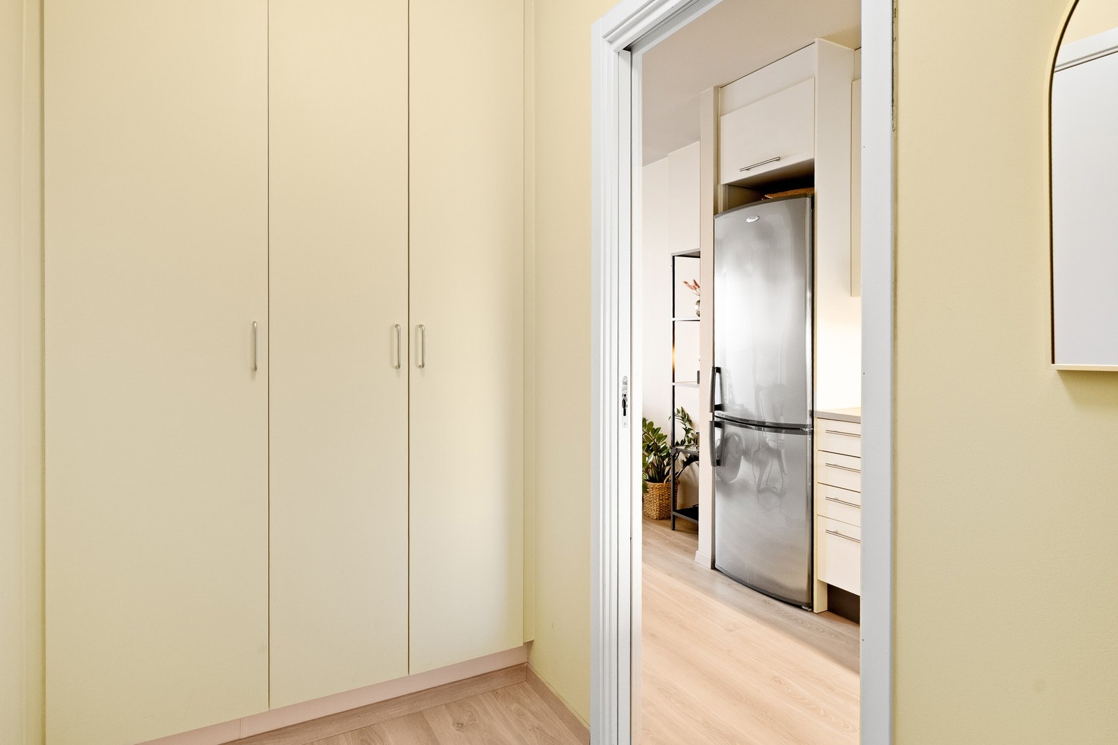 Plassbygget garderobeløsning gir godt med plass for yttertøyet ditt. Galleribilde