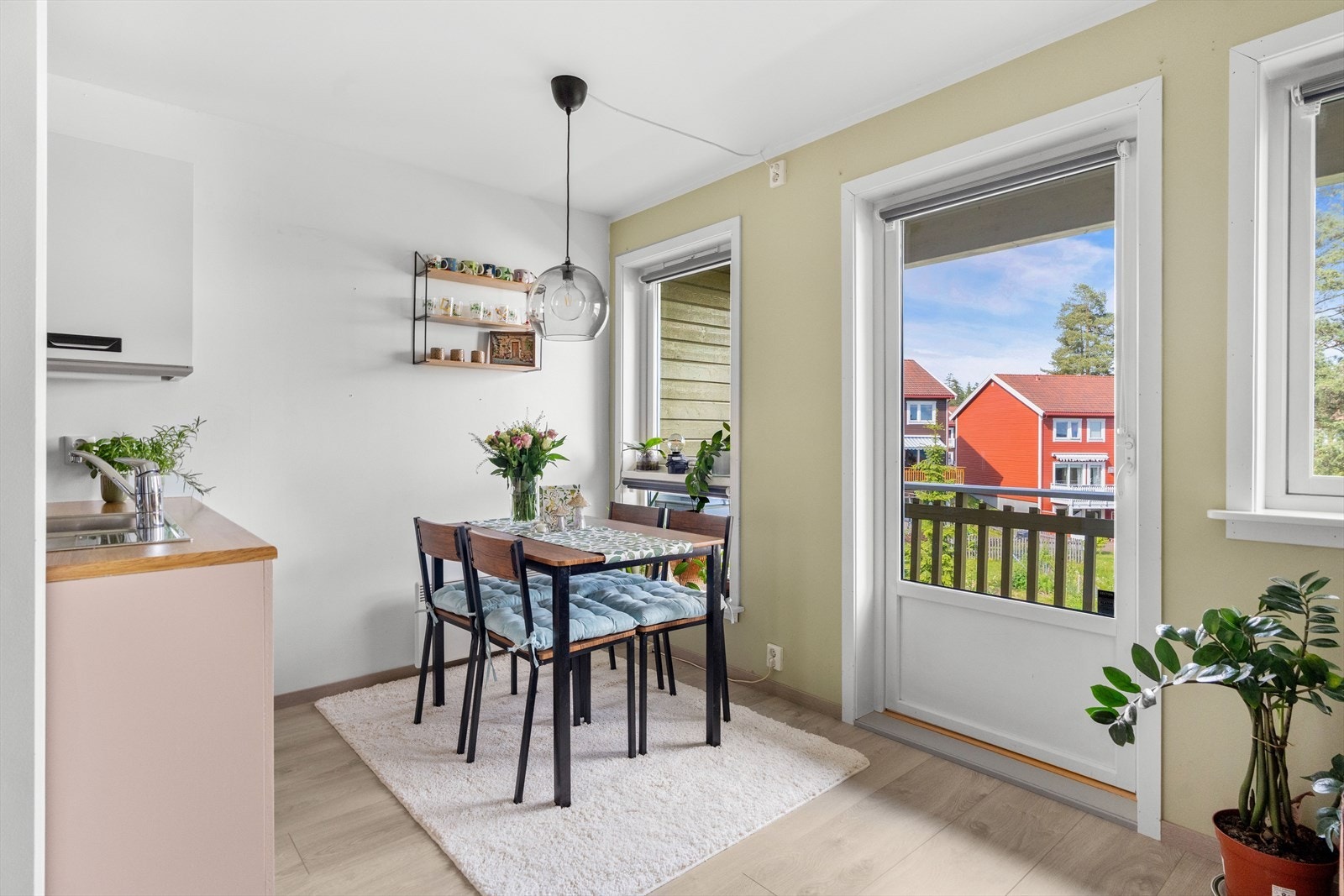 Knutepunktet mellom kjøkkenet og stuen er selvfølgelig det populære spiseområdet. Galleribilde