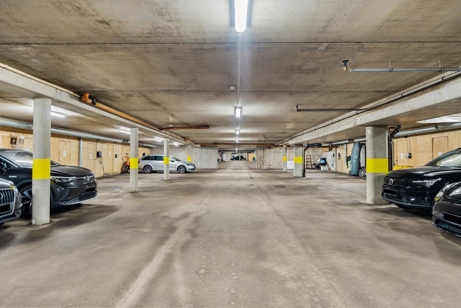 Boligen disponerer parkeringsplass i felles garasjekjeller Galleribilde