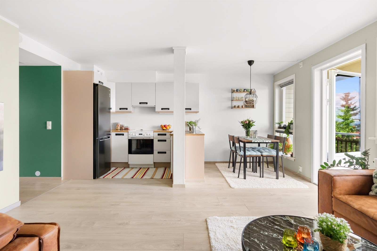 Stuen er pent innredet med friske farger på veggflatene, og har god plass til både sofagruppe, tv-løsning og spisebord. Galleribilde