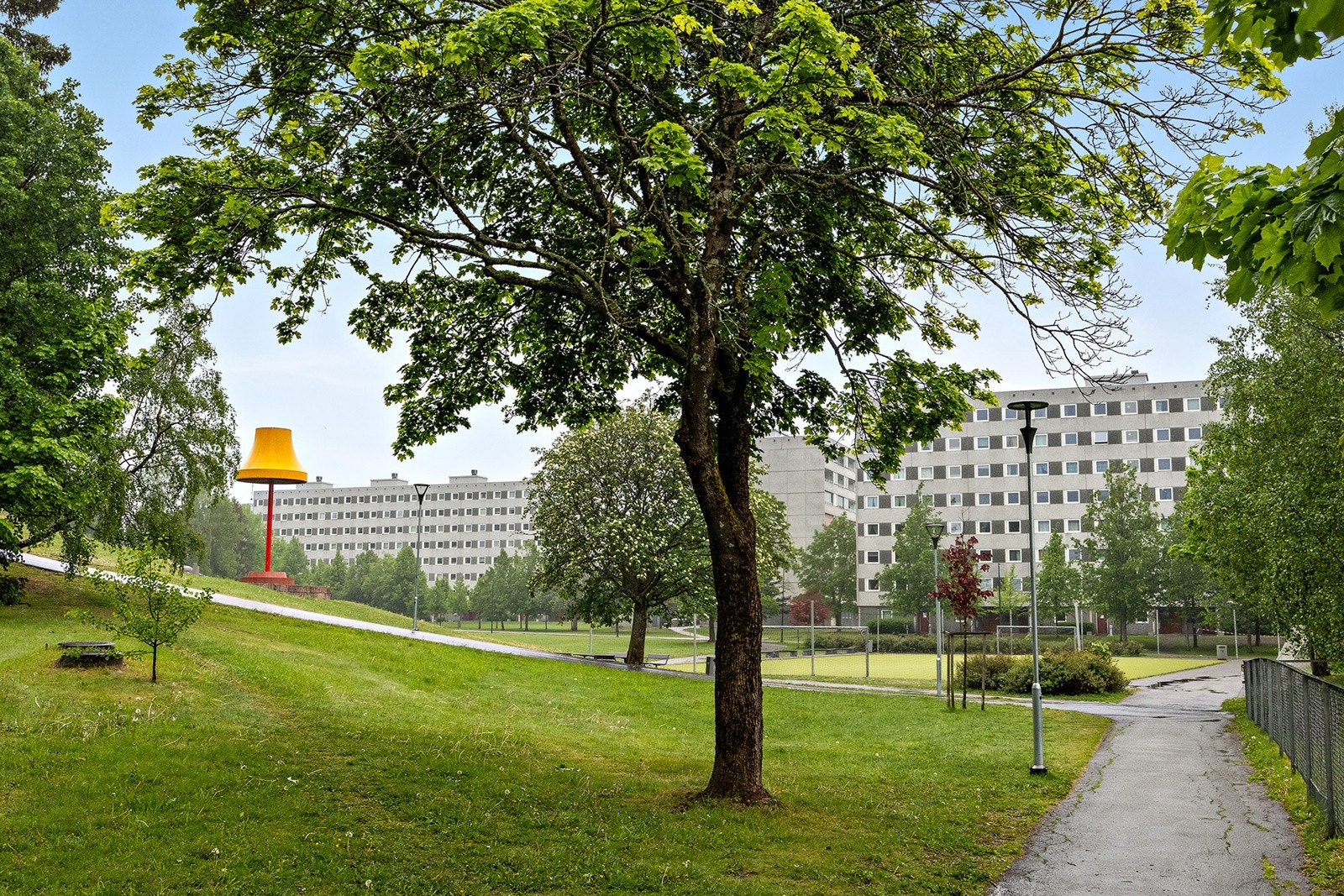 Borettslaget har store flotte grøntområder mellom blokkene. Galleribilde