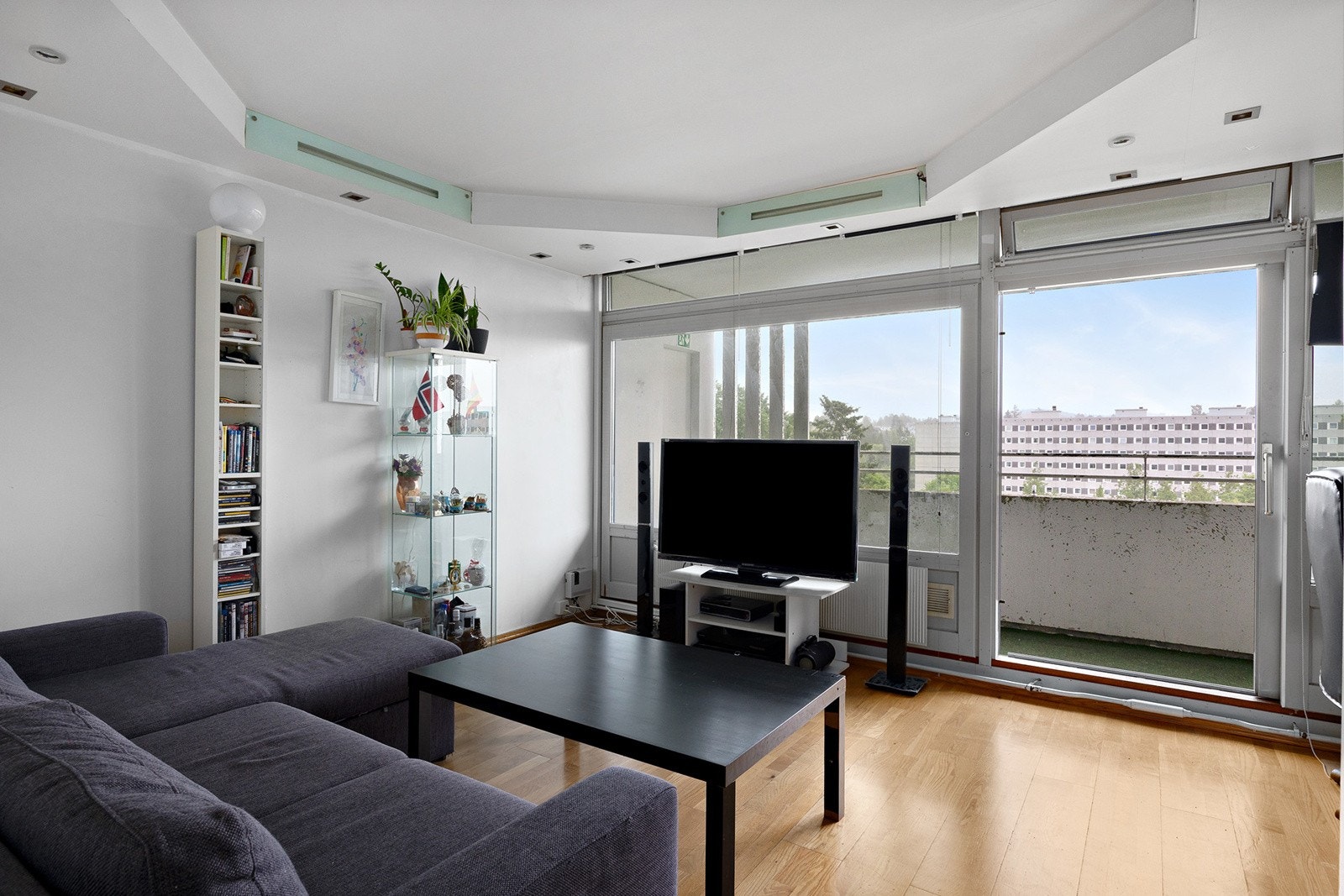 Stuen er romslig og har plass til sofagruppe og TV-benk. Galleribilde