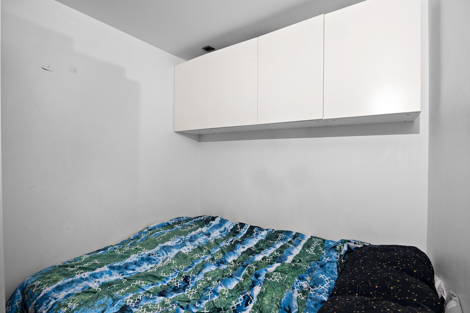Sovealkove med god plass til en dobbeltseng og garderobeløsninger. Galleribilde