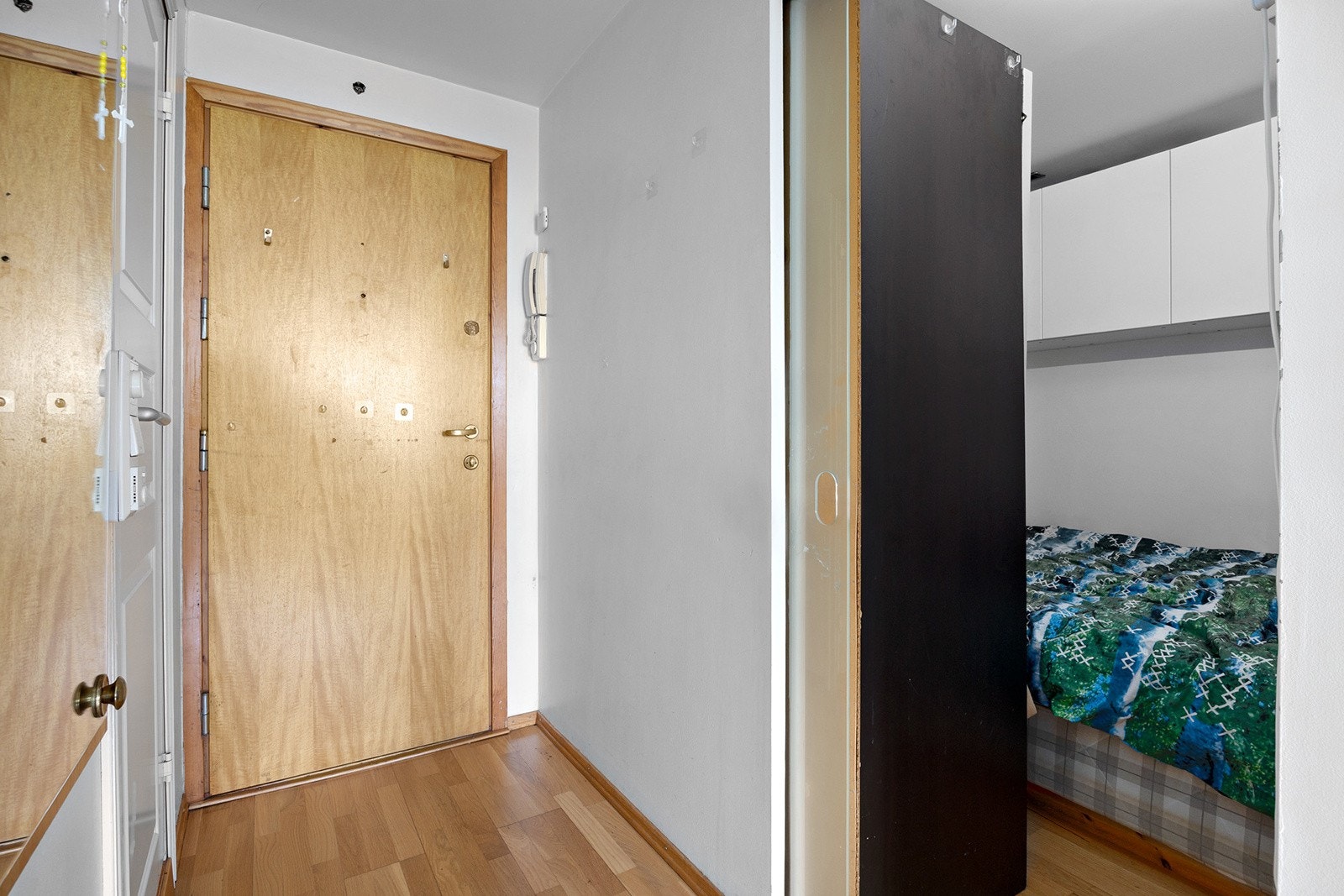 Entré med plass til å henge fra seg yttertøy og sette fra seg sko. Galleribilde
