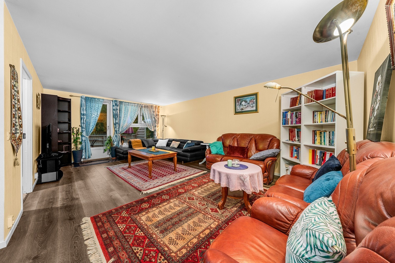 Romslig stue med gode møbleringsmuligheter, her har du plass til å innrede med sofa, TV med tilhørende møblement og annet ønsket interiør. De store vindusflatene gir godt med lysinnslipp Galleribilde