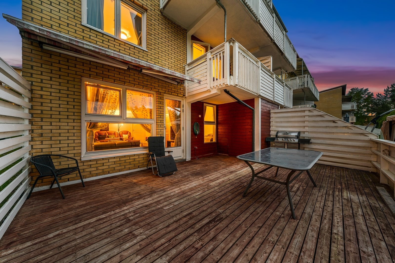 Fra stuen er det direkte utgang til en herlig terrasse på ca. 29 m² - et flott uterom med god plass til utemøbler, grill og annet ønsket interiør. Utstyrt med belysning, stikkontakt og utekran Galleribilde