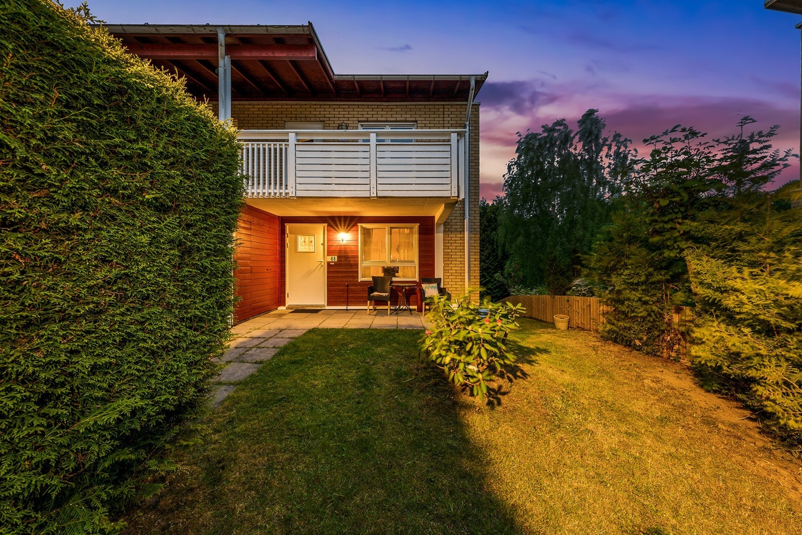 Ved inngangspartiet er det en uteplass på ca. 8 kvm med betongheller, som gir en fin og vedlikeholdsvennlig adkomst. I enden av uteplassen finnes en bod som gir ekstra lagringsplass til sesongutstyr og lignende Galleribilde