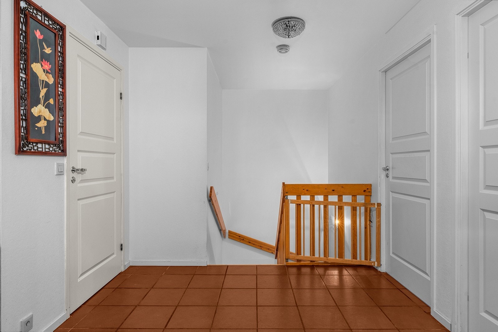 Boligen har lakkert tretrapp med sving mellom etasjene. Det er rekkverk og håndløper Galleribilde