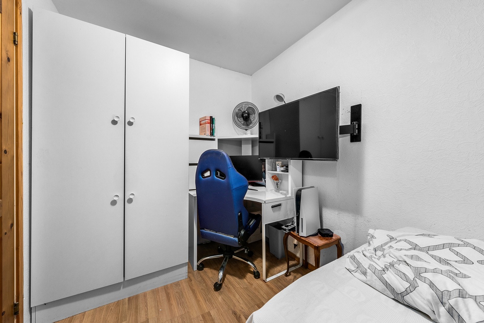 Her har du plass til å innrede med seng med tilhørende nattbord, pult og garderobeskap som gir godt med oppbevaringsplass Galleribilde