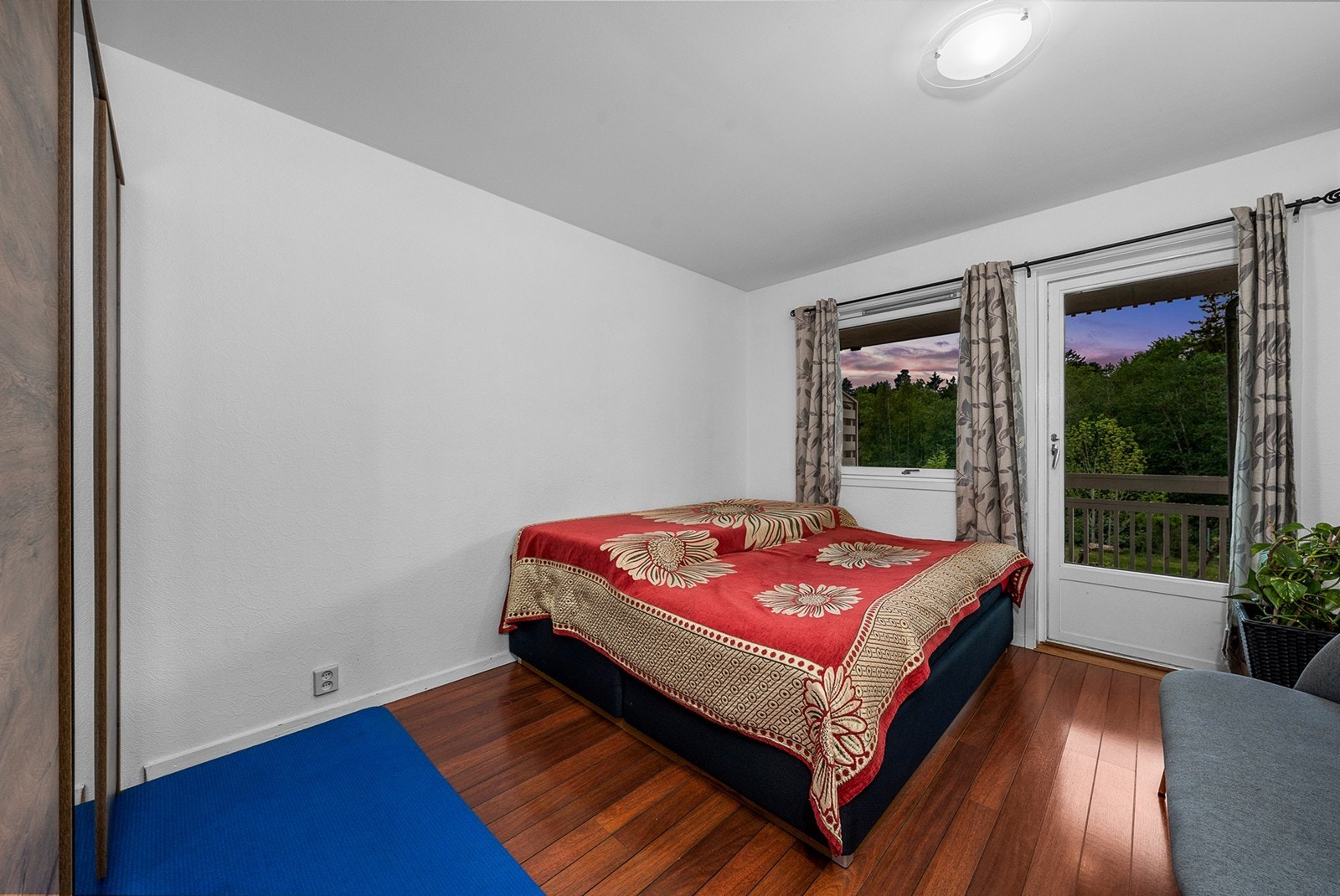 Store vinduer gir godt med dagslys og gjør det enkelt å lufte ut. Fra soverommet har du direkte utgang til en herlig balkong som fungerer som en fin forlengelse av soverommet Galleribilde