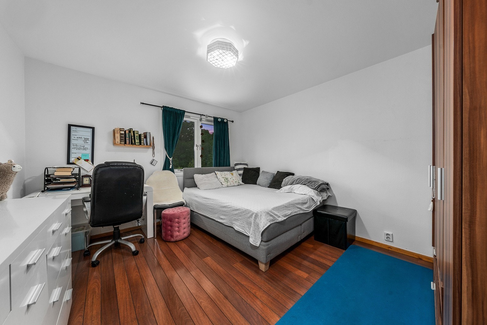 Romslig og luftig soverom med god plass til dobbeltseng, tilhørende nattbord og pult. Soverommets vindusflater sørger for godt med lysinnslipp og gjør det enkelt å lufte ut Galleribilde