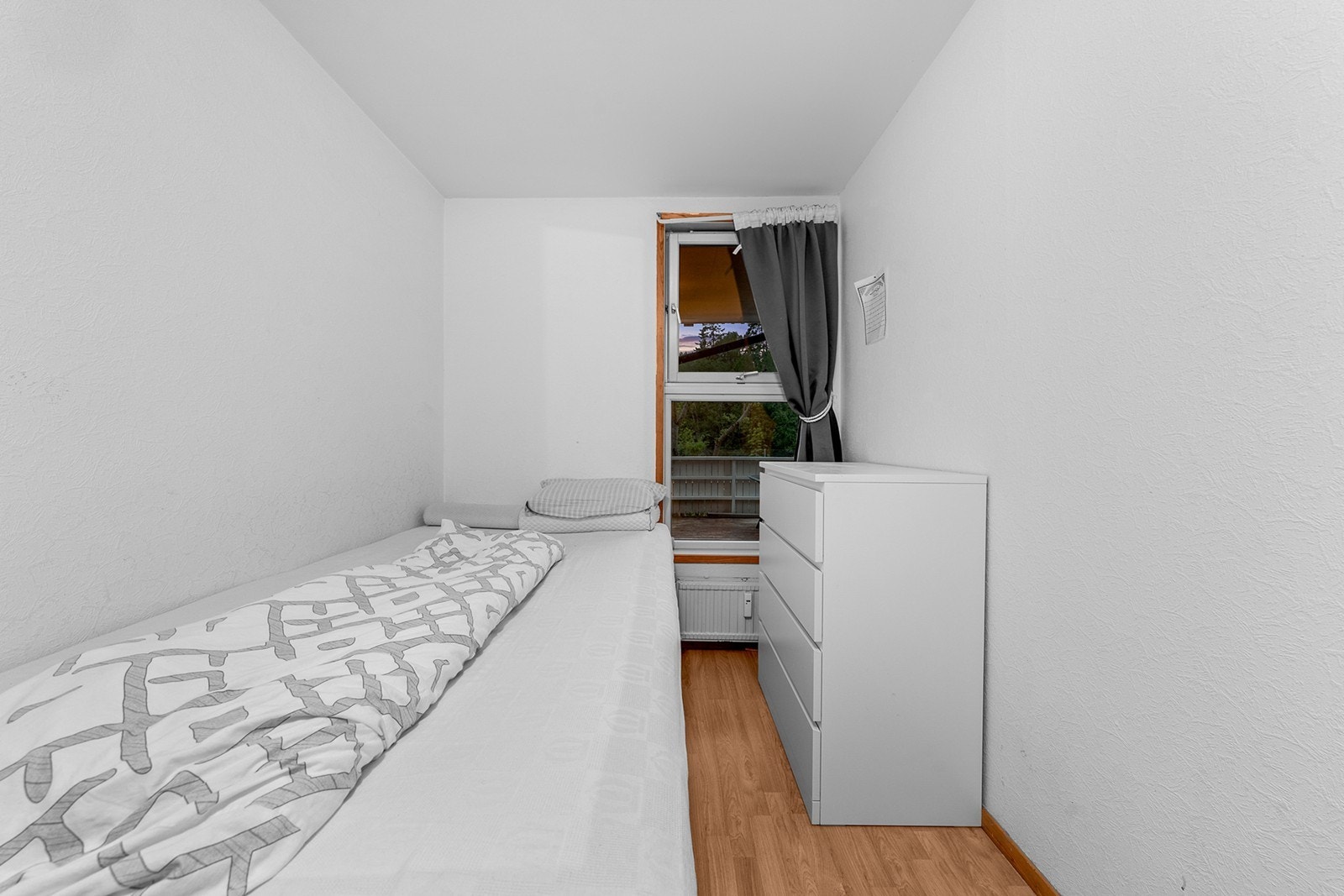 Leilighetens siste soverom passer utmerket som barnerom, kontor eller gjesterom. Soverommets vindusflater sørger for godt med lysinnslipp og gjør det enkelt å lufte ut Galleribilde