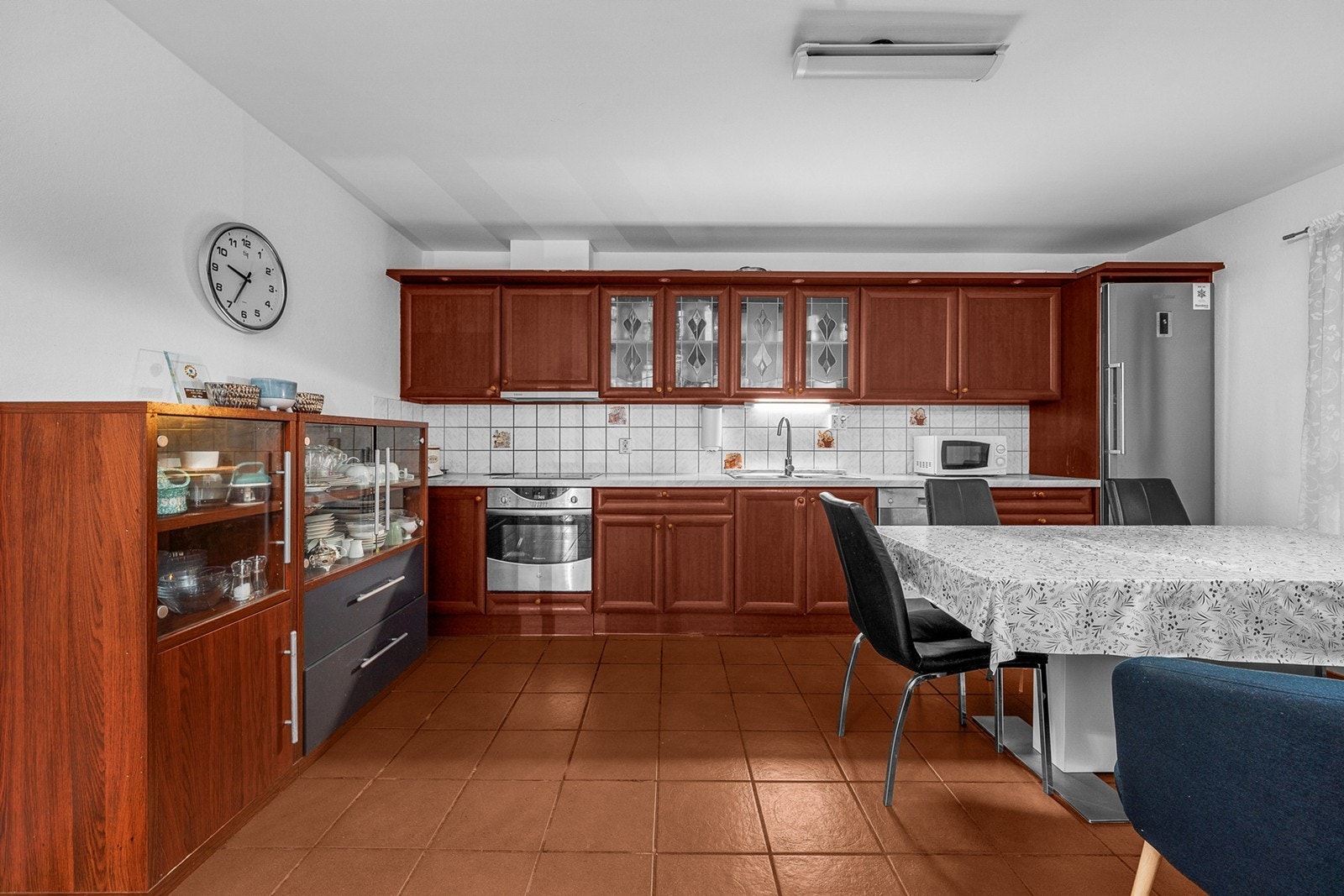 Romslig og funksjonelt kjøkken med innredning fra 2011, bestående av profilerte fronter og laminert benkeplate med nedfelt vask og skyllekum Galleribilde