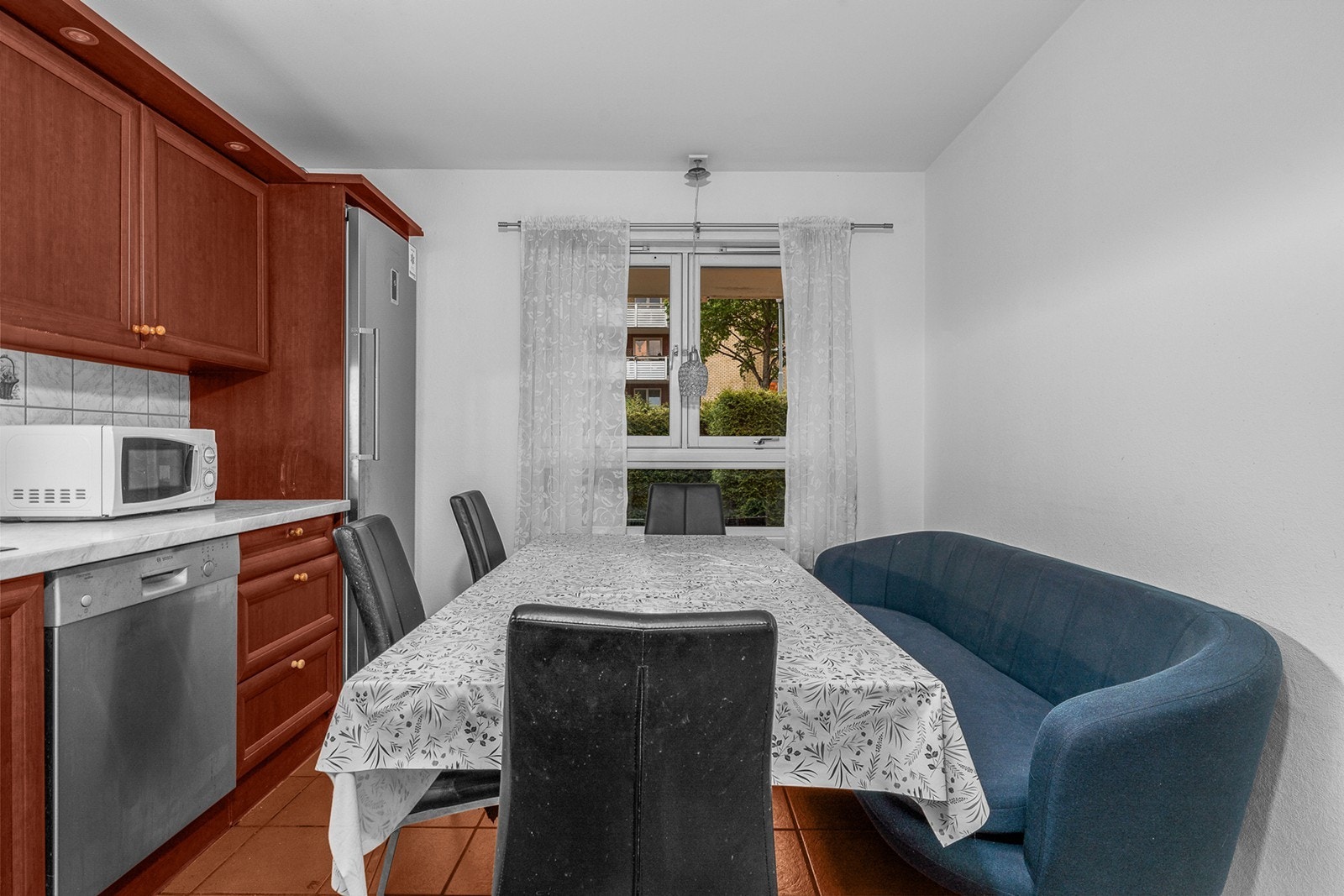 Kjøkkenet er utstyrt med belysning under overskapene og vitrineskap som gir både dekorative og praktiske oppbevaringsmuligheter. Mekanisk kjøkkenventilator med avtrekk ført ut av boligen sikrer god ventilasjon under matlaging Galleribilde