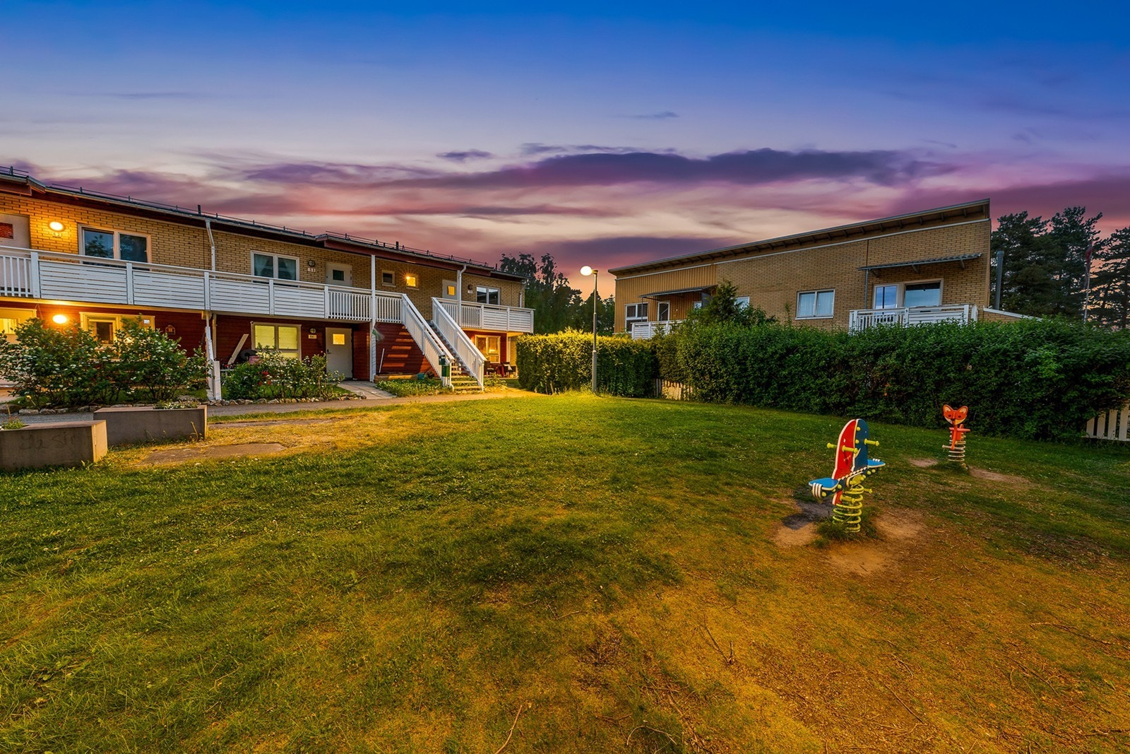 Pent opparbeidet tomt med grøntarealer og beplantning som skaper et hyggelig bomiljø. Direkteadkomst på hageflekk fra terrasse i U. etasje Galleribilde