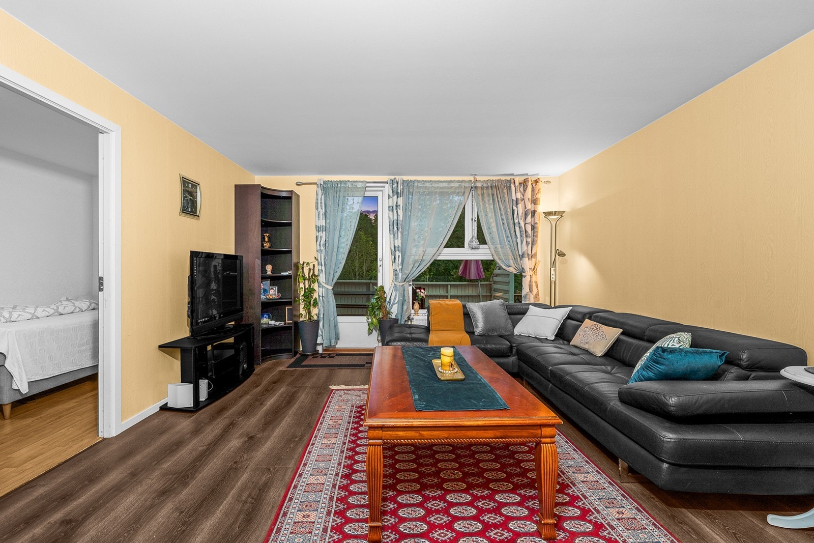 Fra stuen har du direkte utgang til en herlig terrasse på 29 m². Terrassen fungerer som en fin forlengelse av rommet Galleribilde