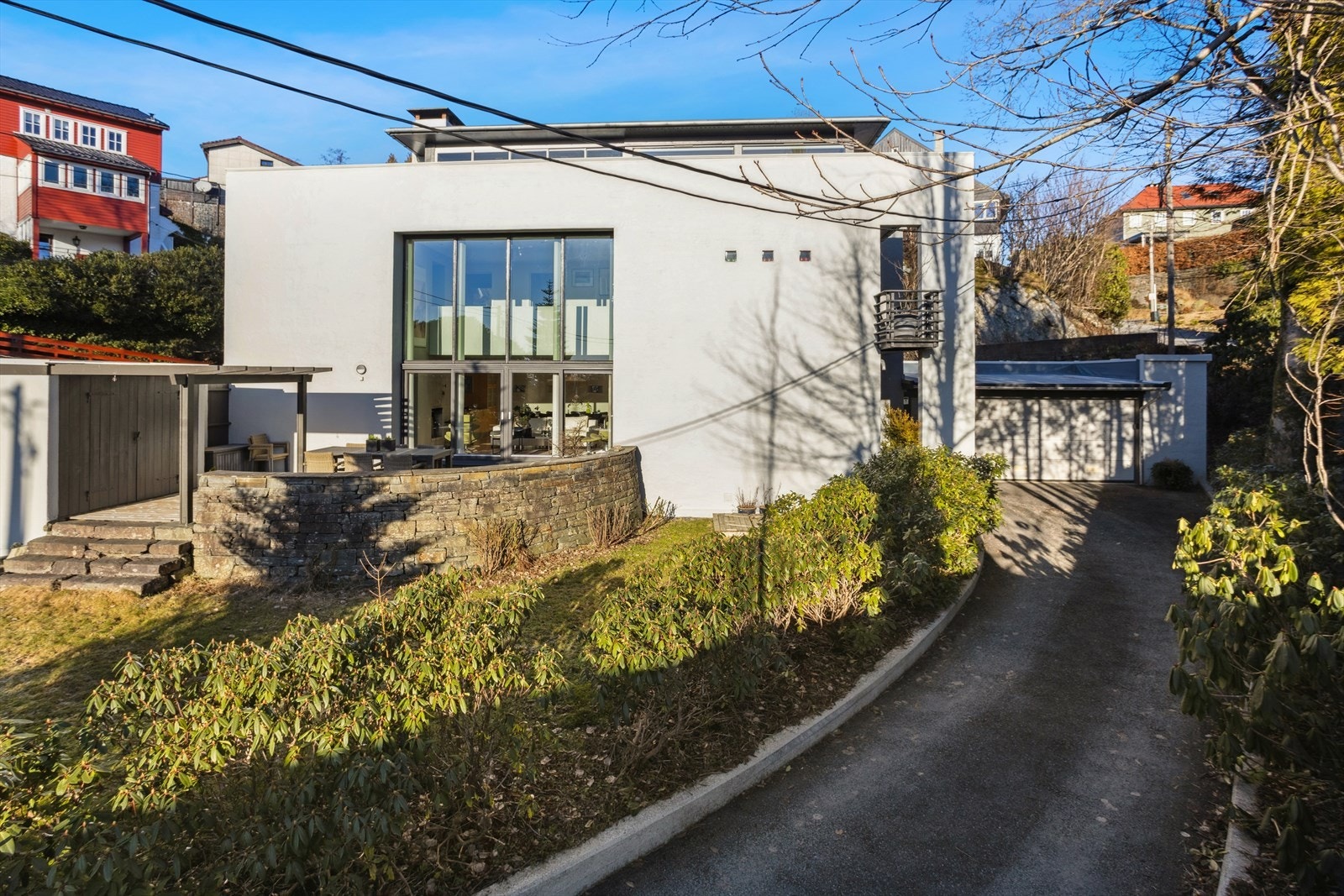 Vakker villa på Paradis tegnet av Tor Helge Valen. Galleribilde