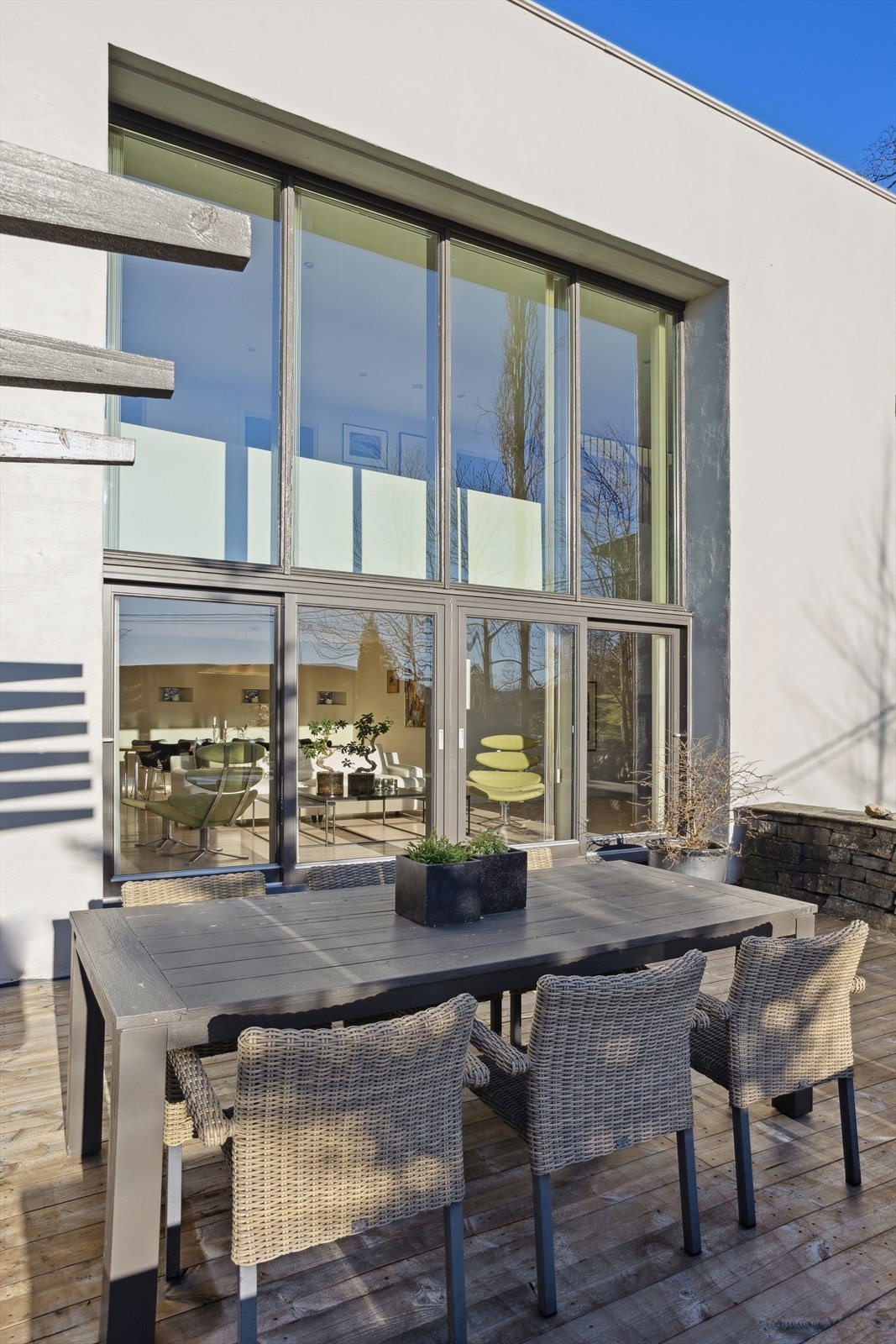 Stor terrasse ved stuen. Galleribilde