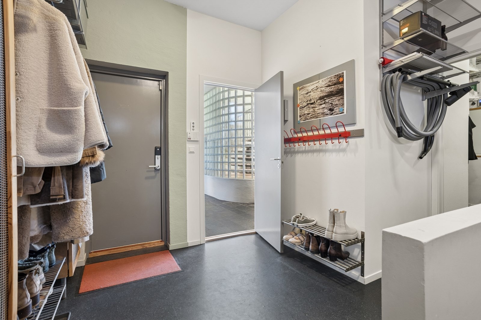 Egen gang ved garasjen og videre inn til huset. Galleribilde