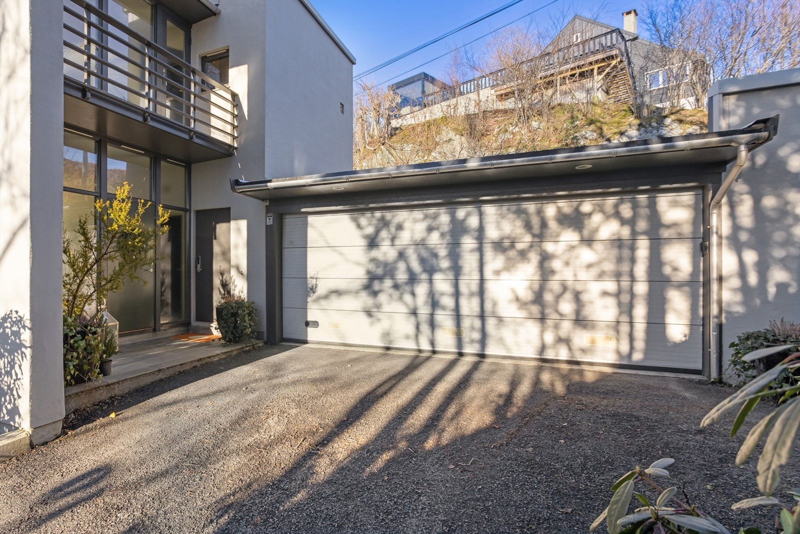 Stor garasje på ca. 41 kvm. med direkte inngang til huset. Galleribilde