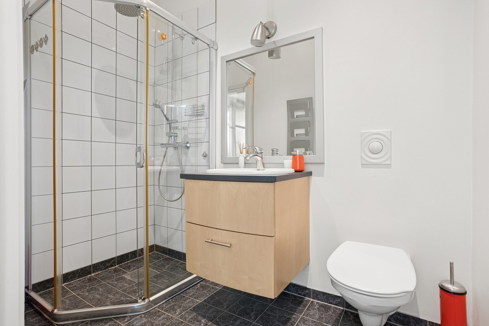I første etasje er det også et godt baderom. Galleribilde