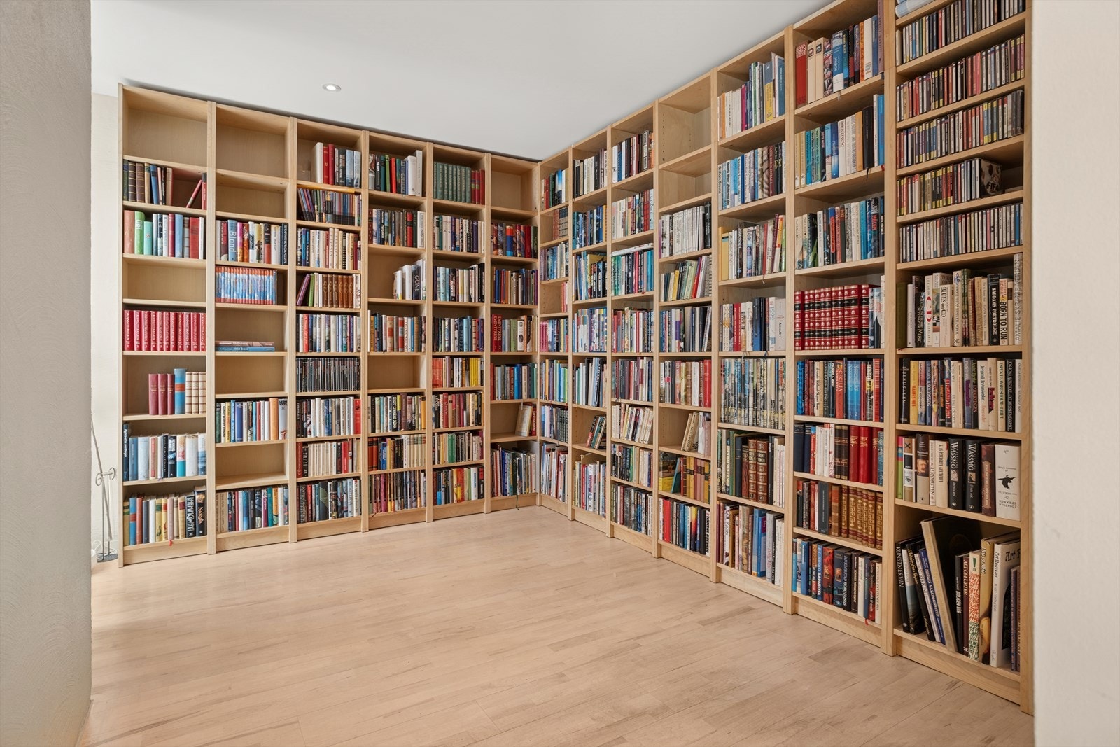 Bibliotekrom ved stuen. Galleribilde