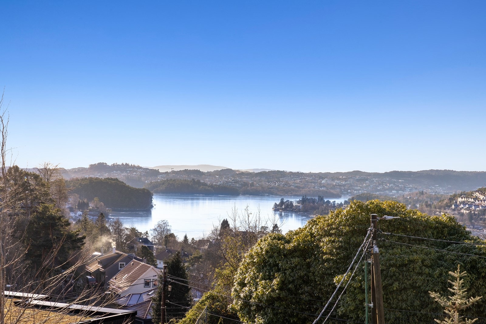 Fra husets toppetasje er det nydelig utsikt over Nordåsvannet. Galleribilde