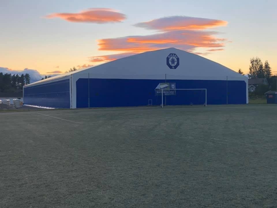 Ridabu Idrettslag har sitt eget idrettsanlegg Black River Park, med egen innendørshall og flere utebaner Galleribilde