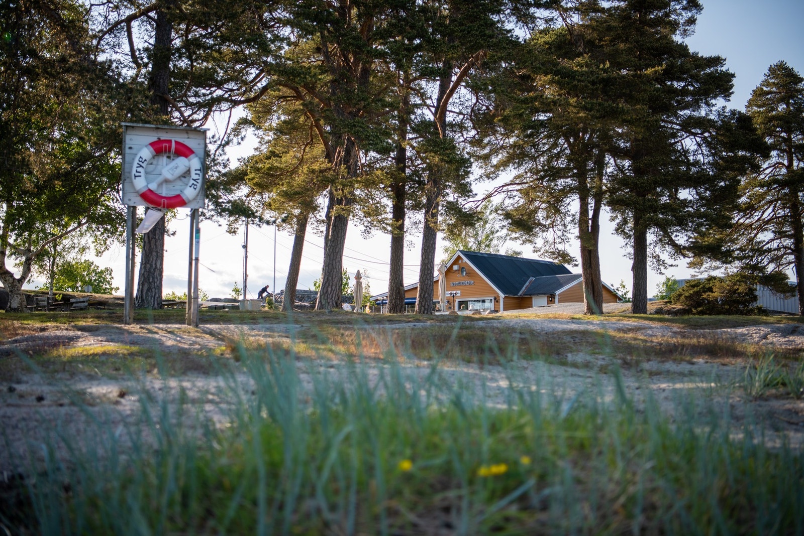 Nyt strandlivet på Granholmen badeplass, kiosk og badeflåte Galleribilde